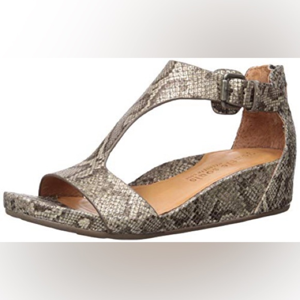 Gentle Souls by Kenneth Cole Women's Gisele T-Strap Wedge Sandal Size 7
